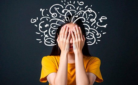 Девушка закрыла руками лицо